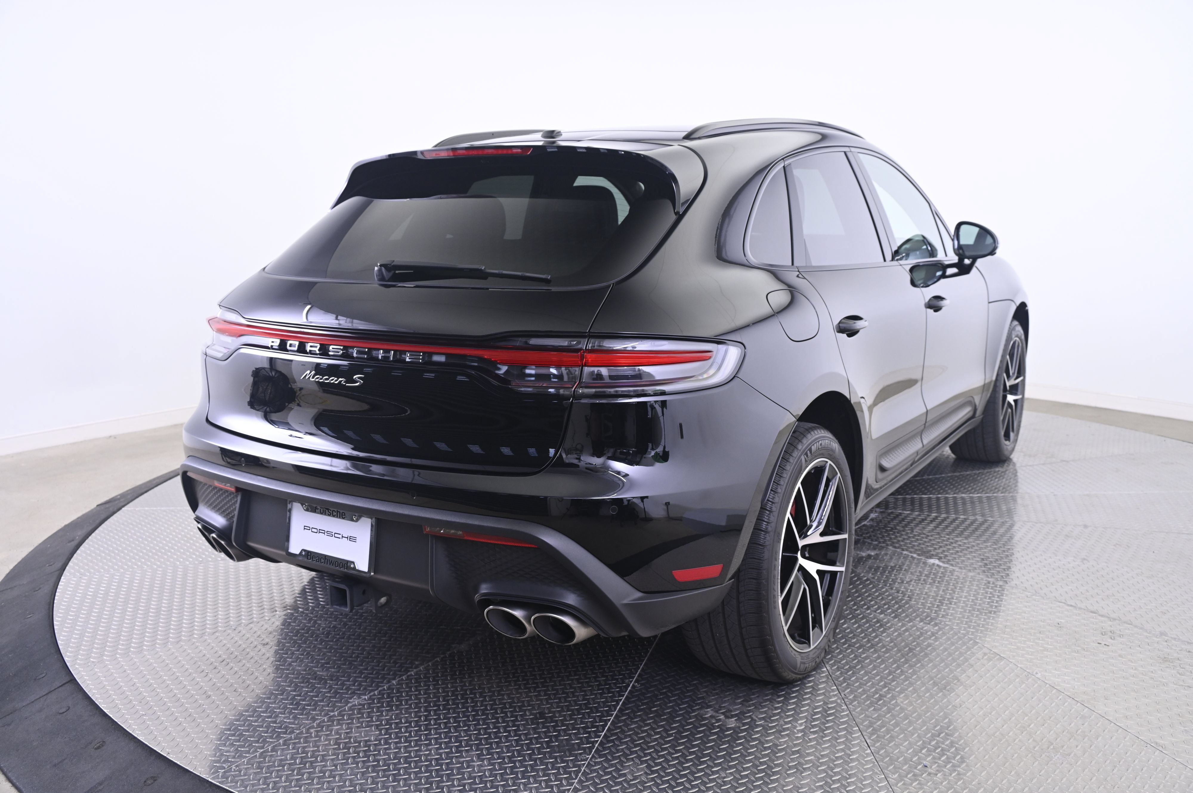 Certified 2024 Porsche Macan S AWD/4WD image 7