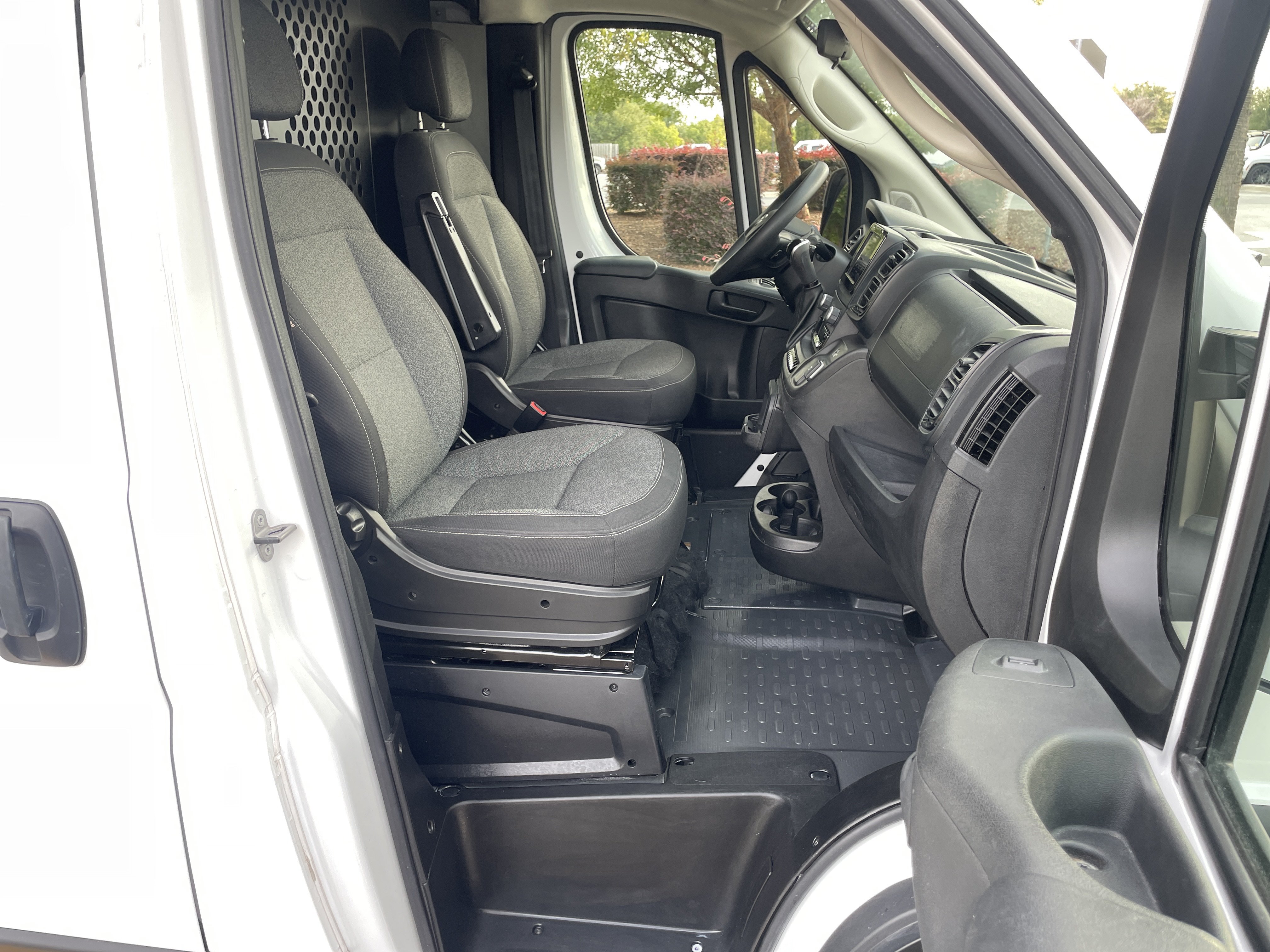 Used 2025 RAM ProMaster 2500 w/ U-Haul Equipment Group FWD image 30