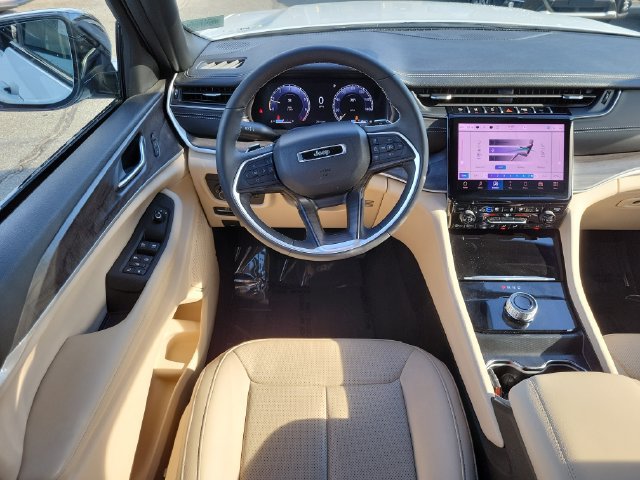 Certified 2025 Jeep Grand Cherokee Limited w/ Luxury Tech Group II RWD image 18