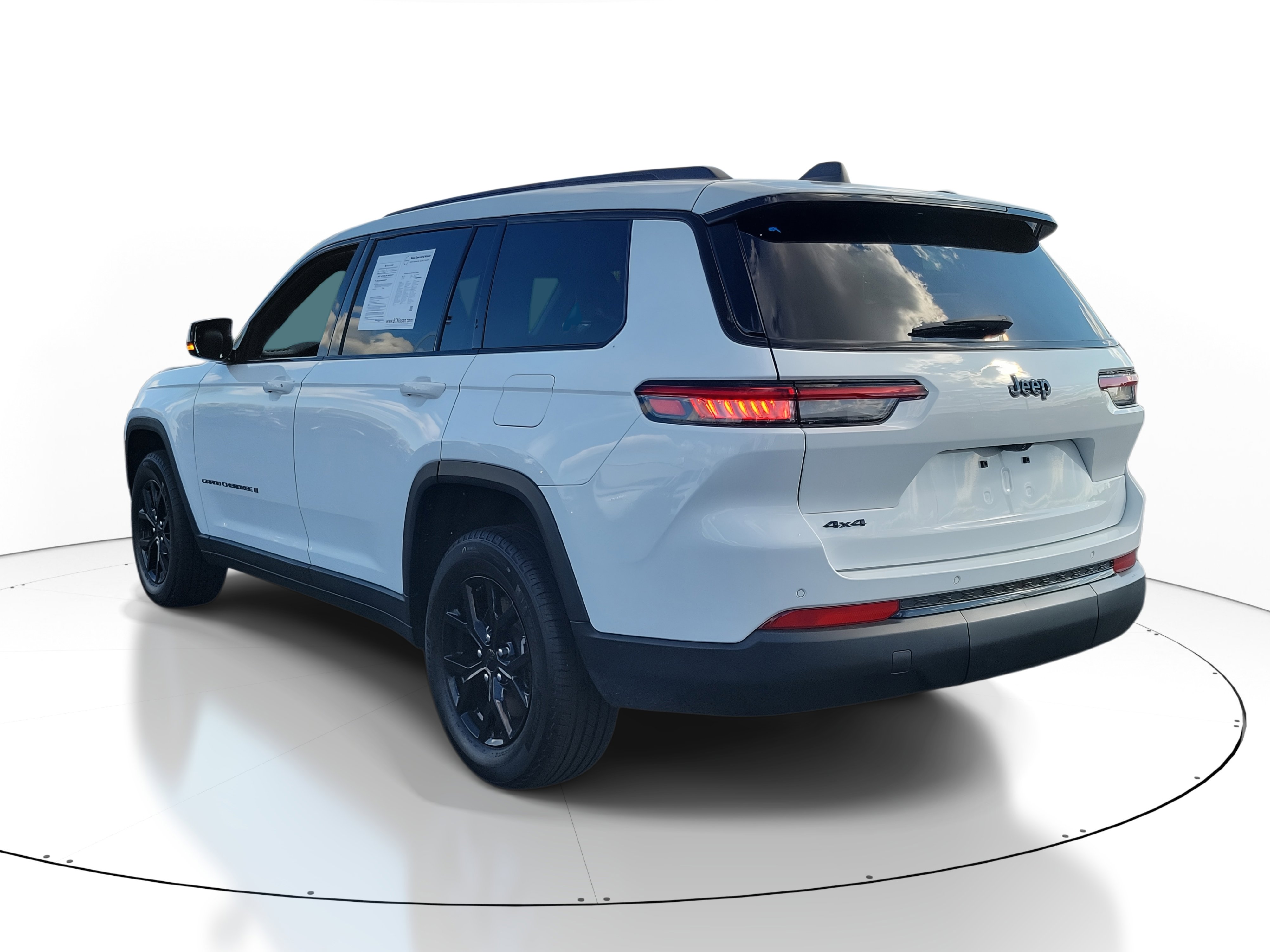 Used 2024 Jeep Grand Cherokee L Laredo image 3