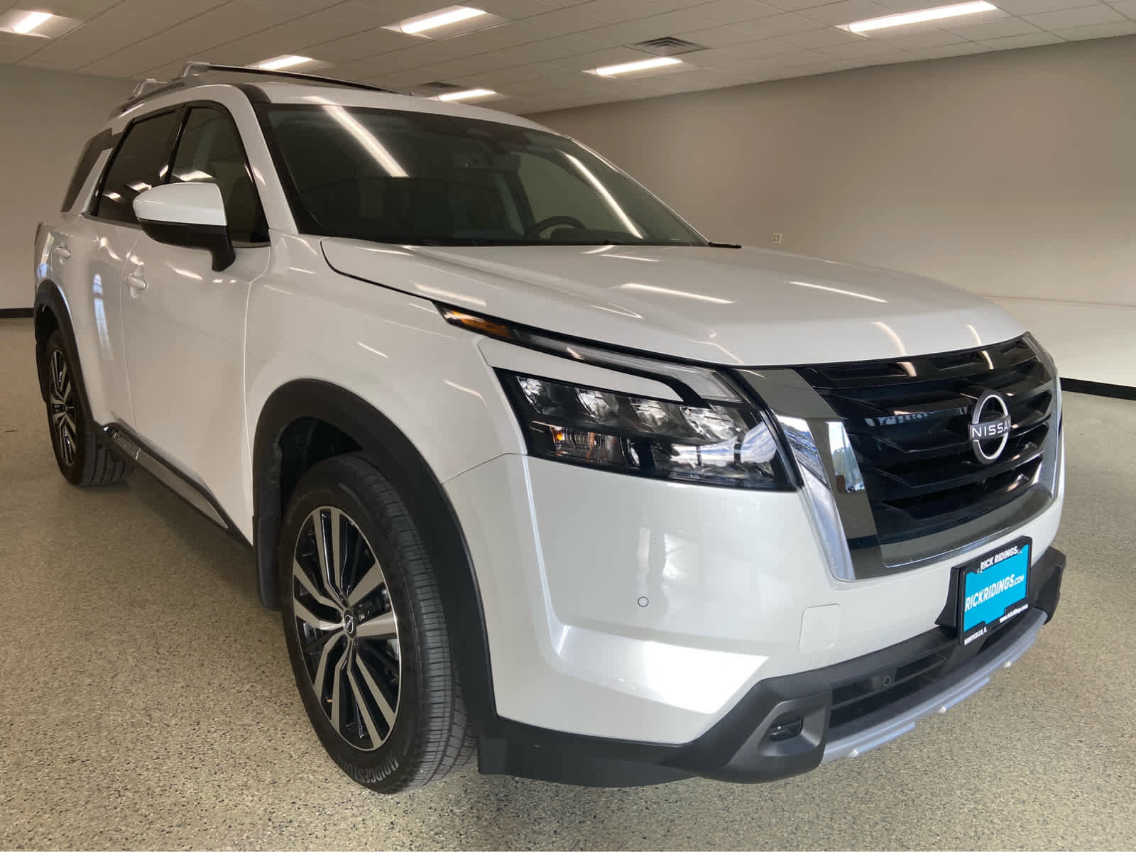 Used 2025 Nissan Pathfinder Platinum w/ Cargo Package image 3