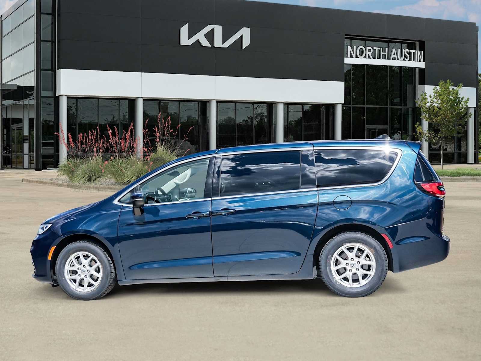Used 2023 Chrysler Pacifica Touring-L FWD image 3