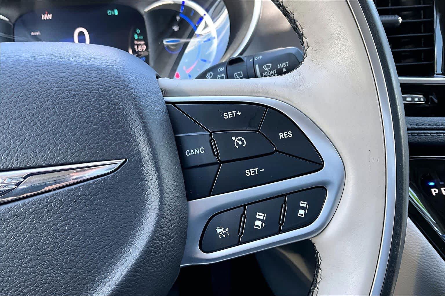 Used 2018 Chrysler Pacifica Limited w/ Advanced Safetytec Group FWD image 24
