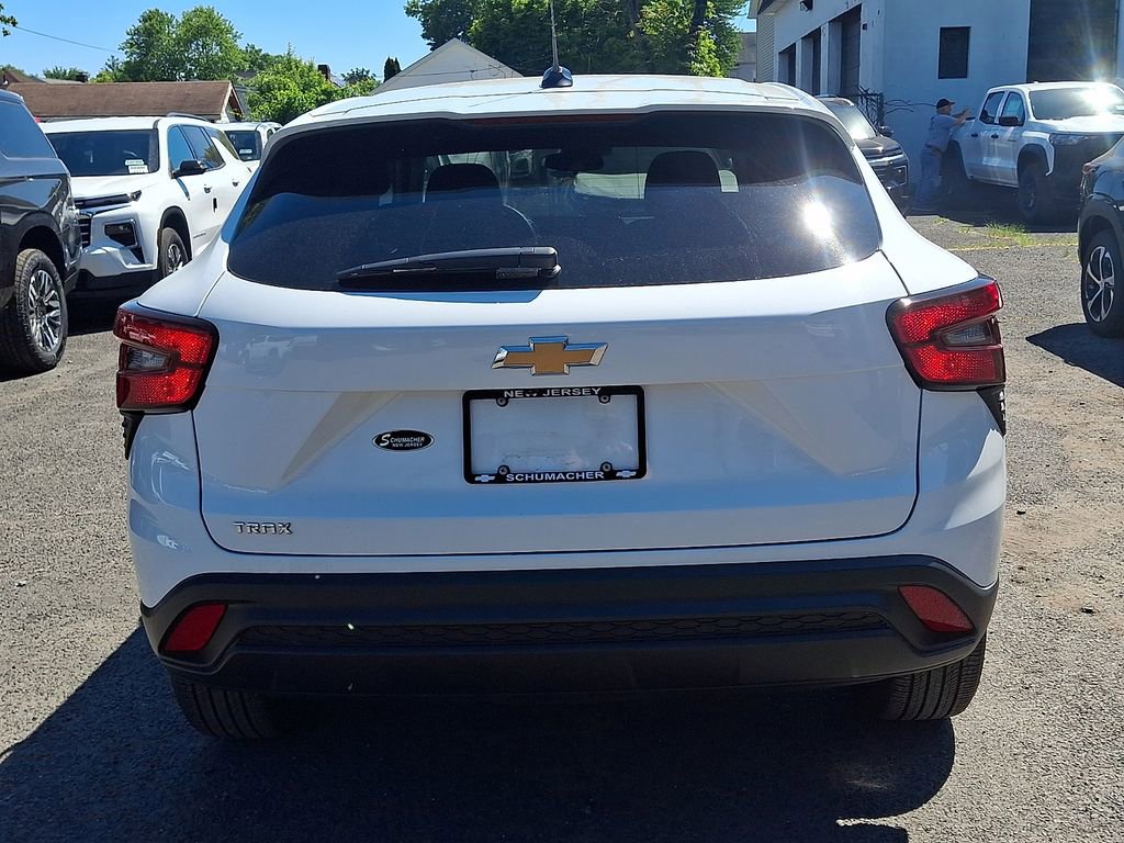 Used 2024 Chevrolet Trax LS w/ LS Convenience Package FWD image 7