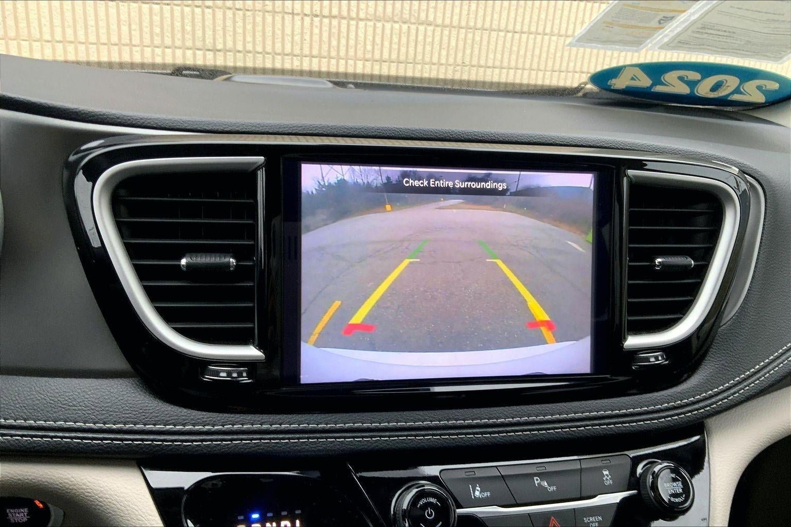 Used 2024 Chrysler Pacifica Select image 21