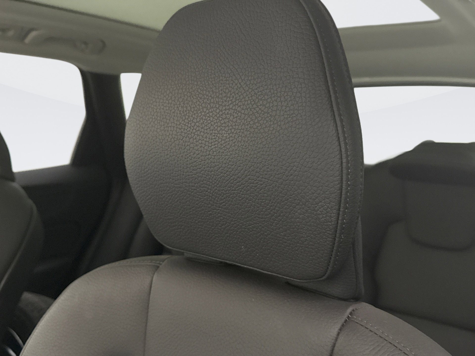 Used 2025 Volvo XC60 B5 Plus image 8