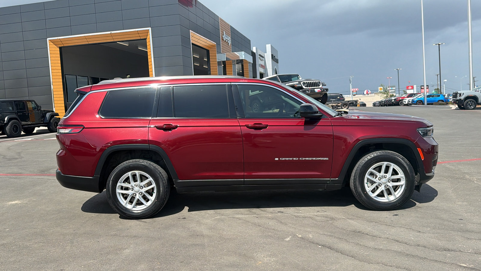 Certified 2022 Jeep Grand Cherokee L Laredo w/ Luxury Tech Group I RWD image 4