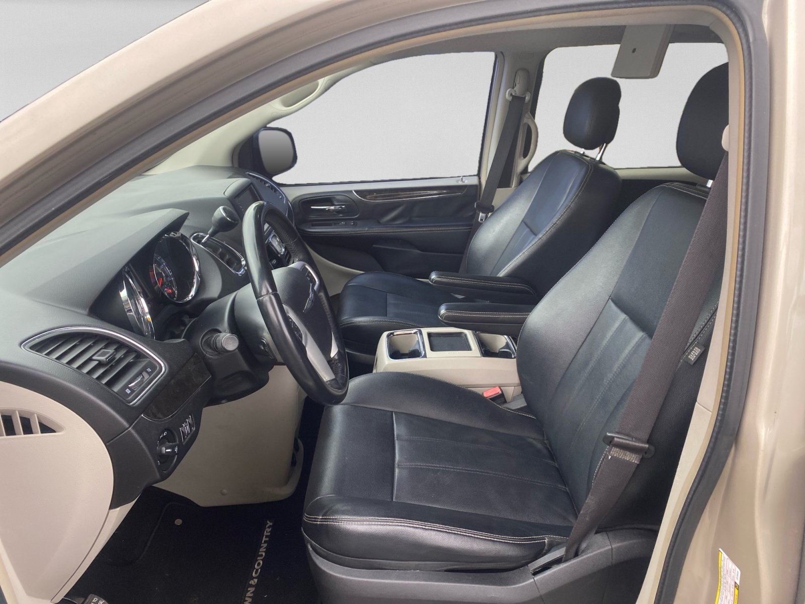 Used 2016 Chrysler Town & Country Touring FWD image 18