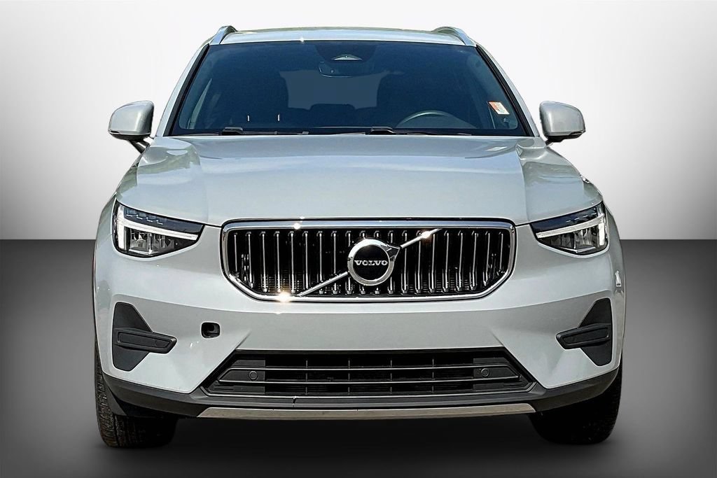 Used 2024 Volvo XC40 B5 Core AWD/4WD image 2