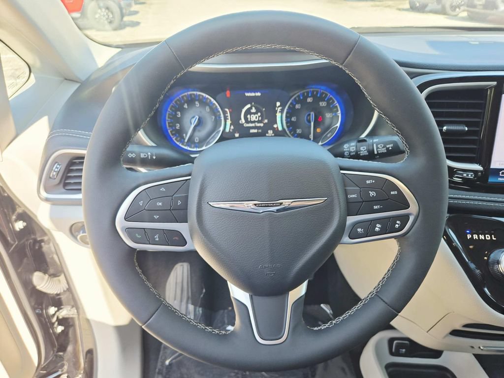 Certified 2024 Chrysler Pacifica Touring-L AWD/4WD image 20