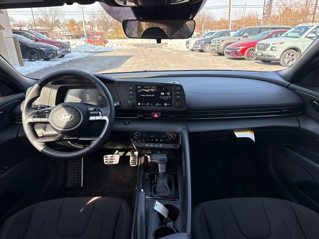 Used 2025 Hyundai Elantra Sport image 12