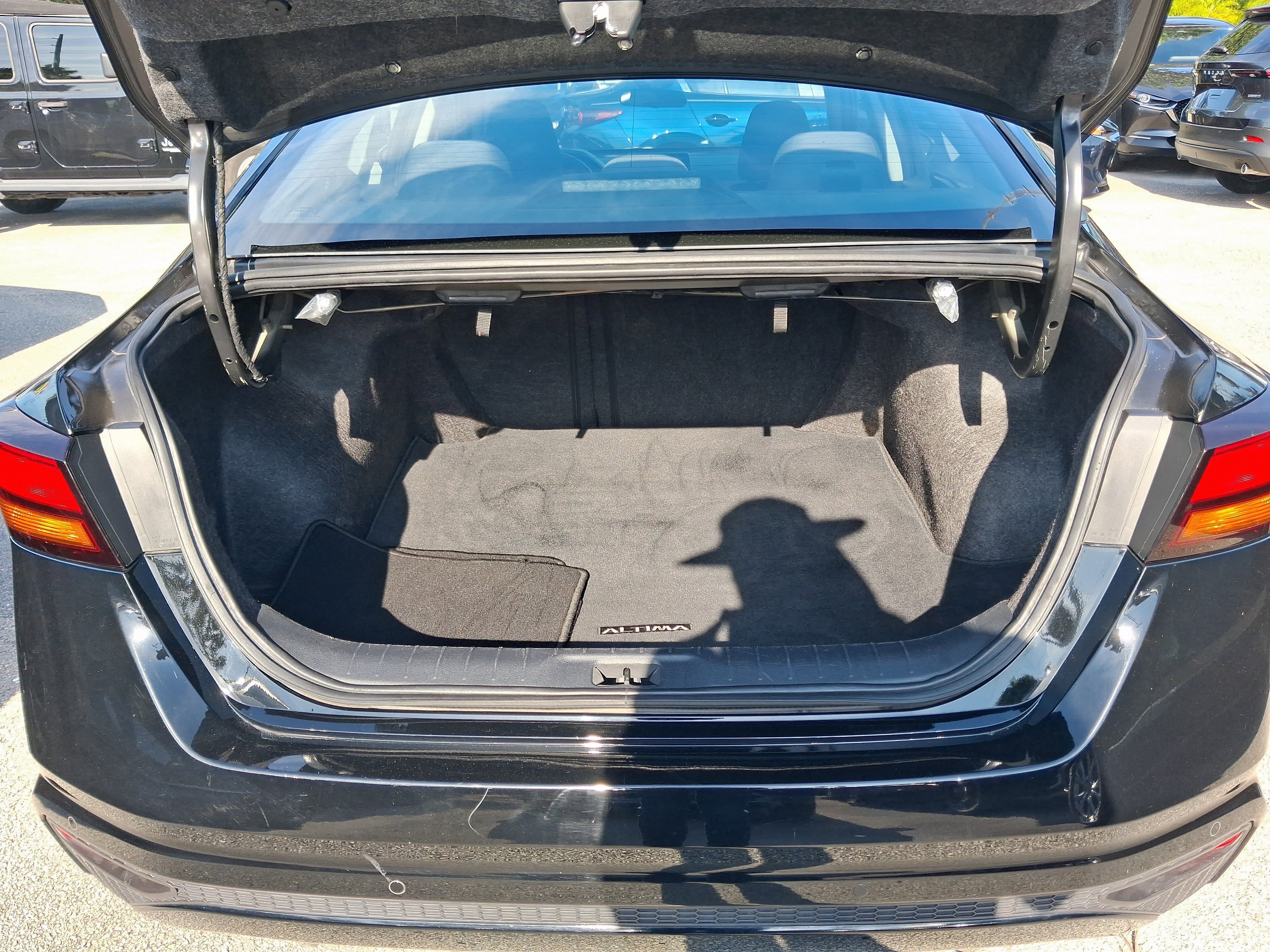Used 2023 Nissan Altima 2.5 SV FWD image 5