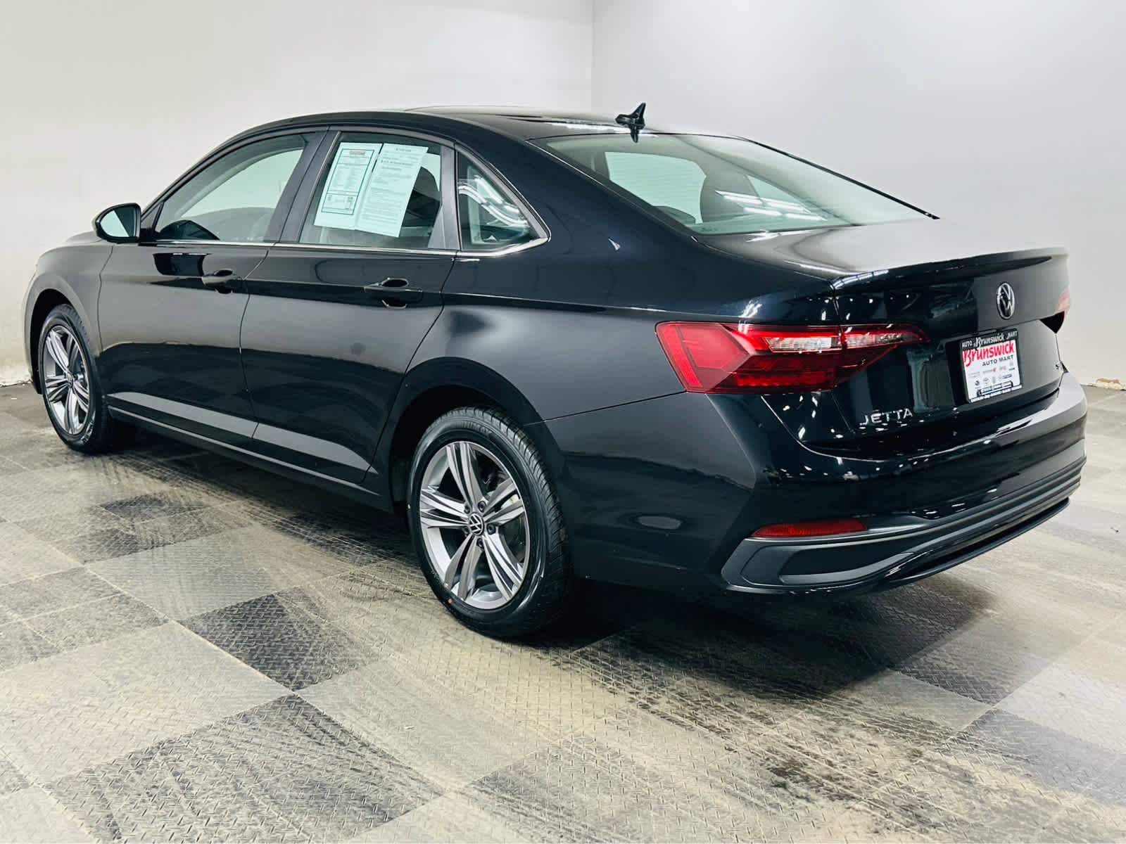 Certified 2023 Volkswagen Jetta SE w/ Panoramic Sunroof Package FWD image 4