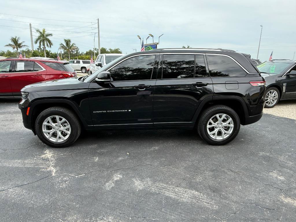Used 2023 Jeep Grand Cherokee Limited AWD/4WD image 4