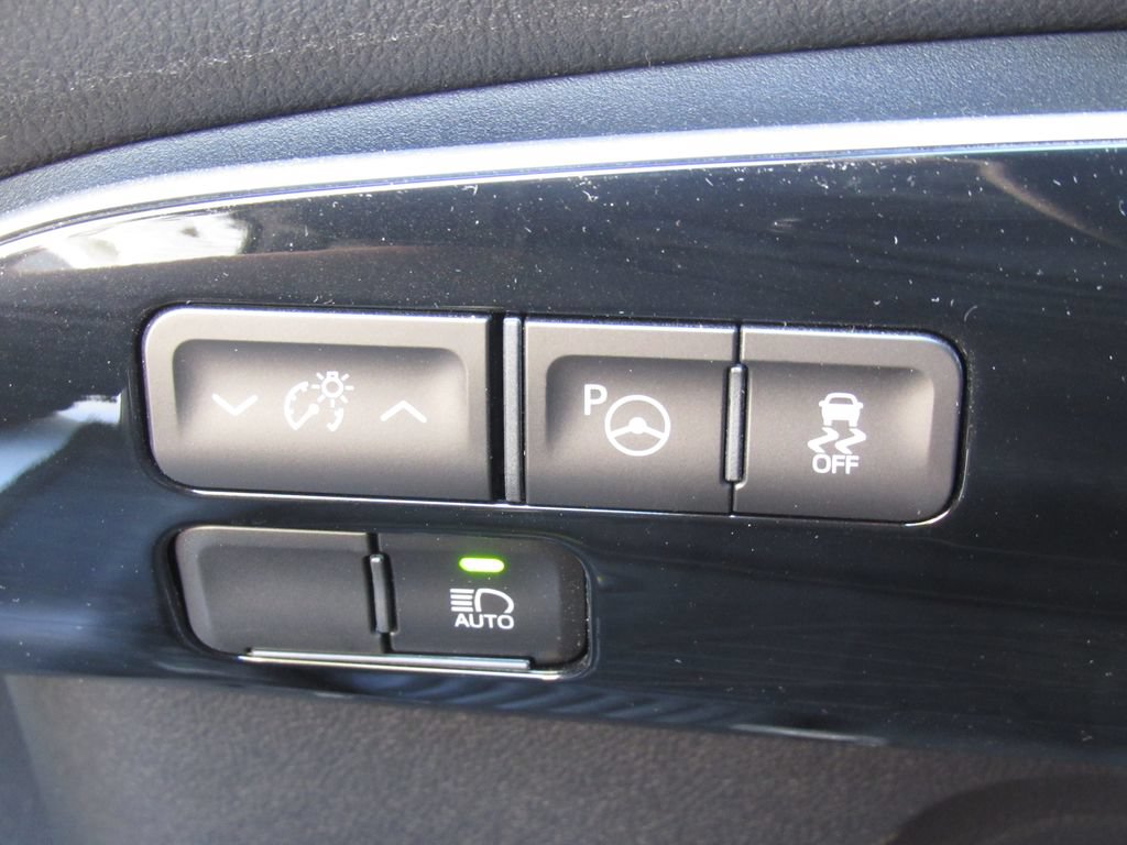 Certified 2020 Toyota Prius LE AWD/4WD image 30