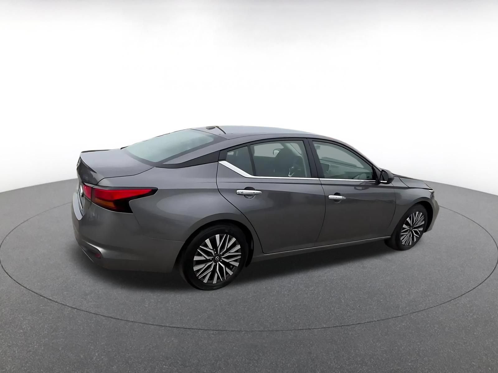 Used 2025 Nissan Altima 2.5 SV FWD image 14