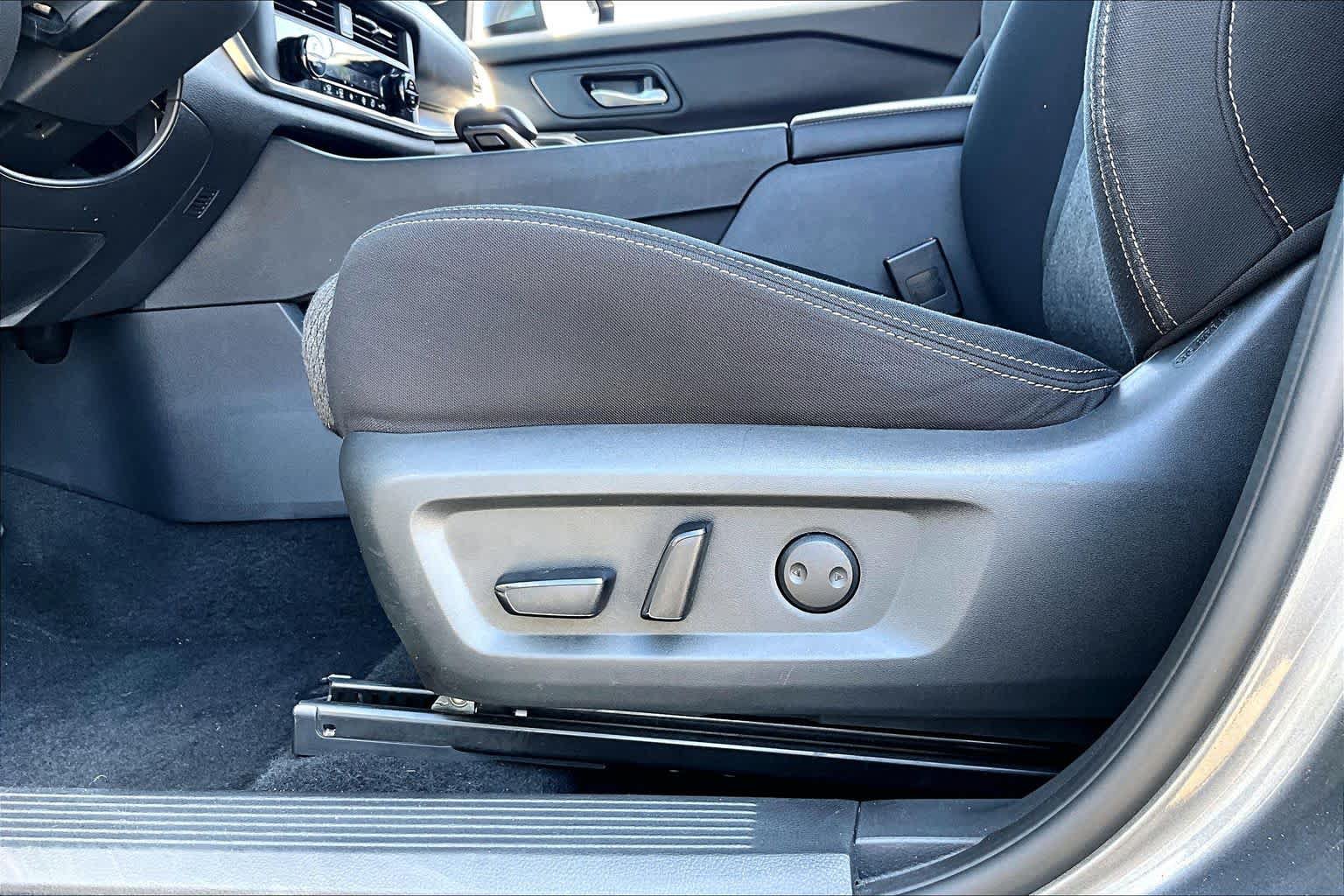 Certified 2024 Nissan Rogue SV FWD image 34