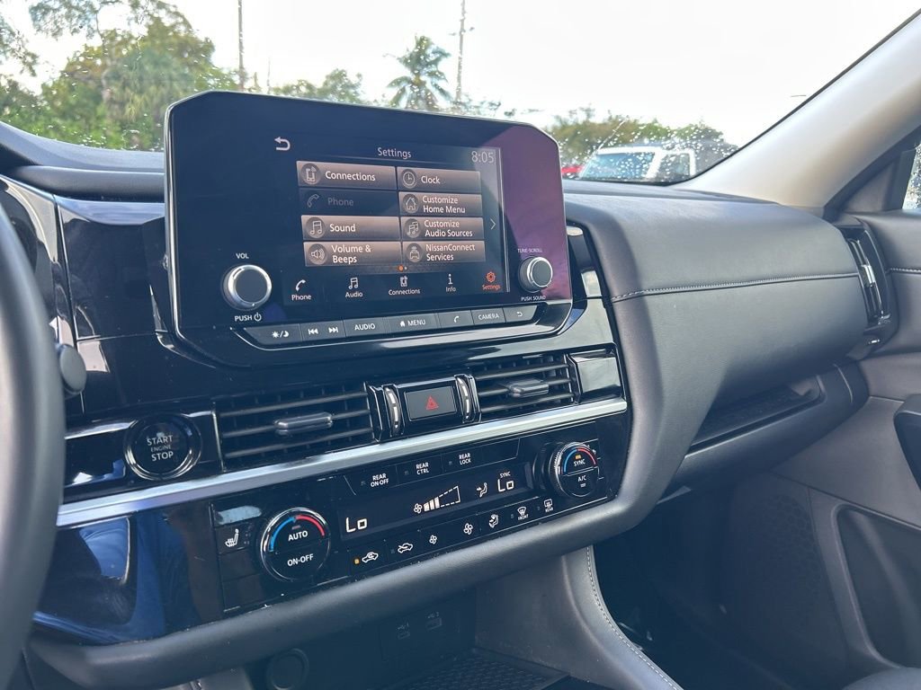 Used 2025 Nissan Pathfinder SV image 11