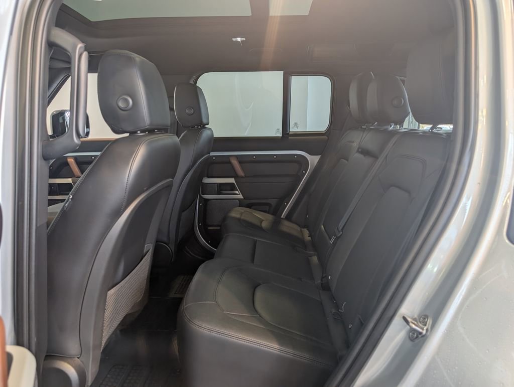 Used 2024 Land Rover Defender 110 SE image 25