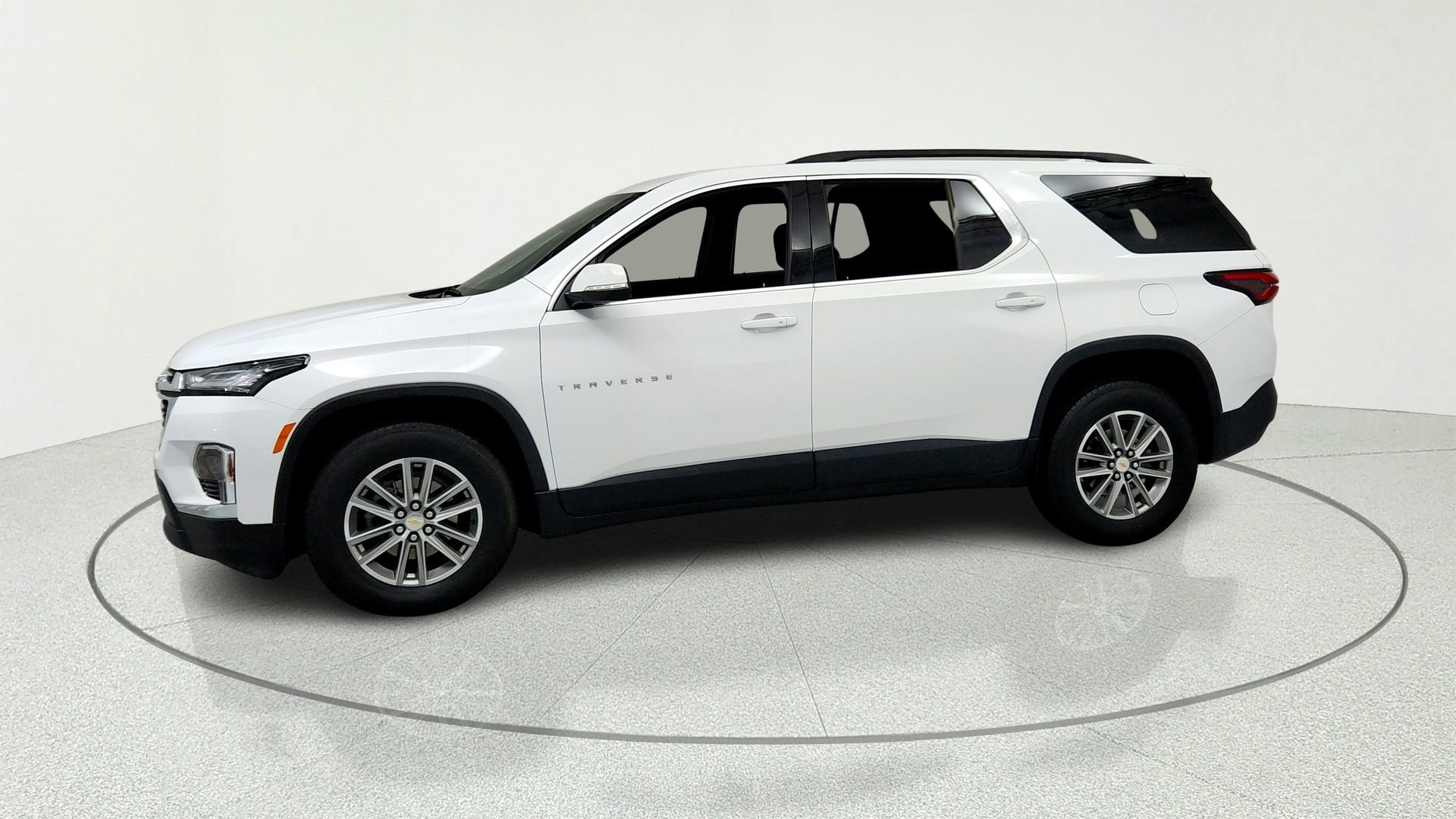 Used 2023 Chevrolet Traverse LT FWD image 2