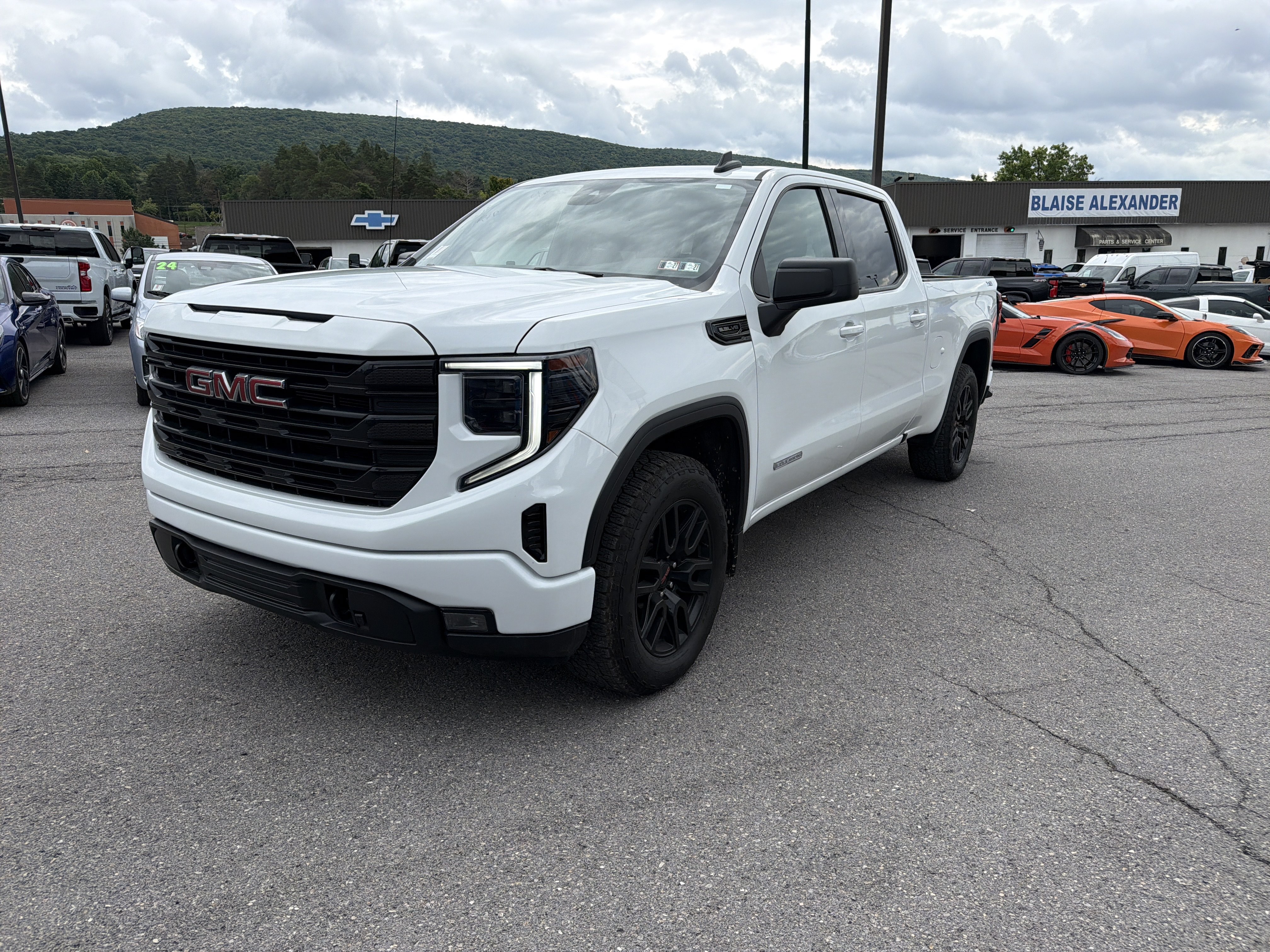 Used 2023 GMC Sierra 1500 Elevation w/ X31 Off-Road Package AWD/4WD image 9