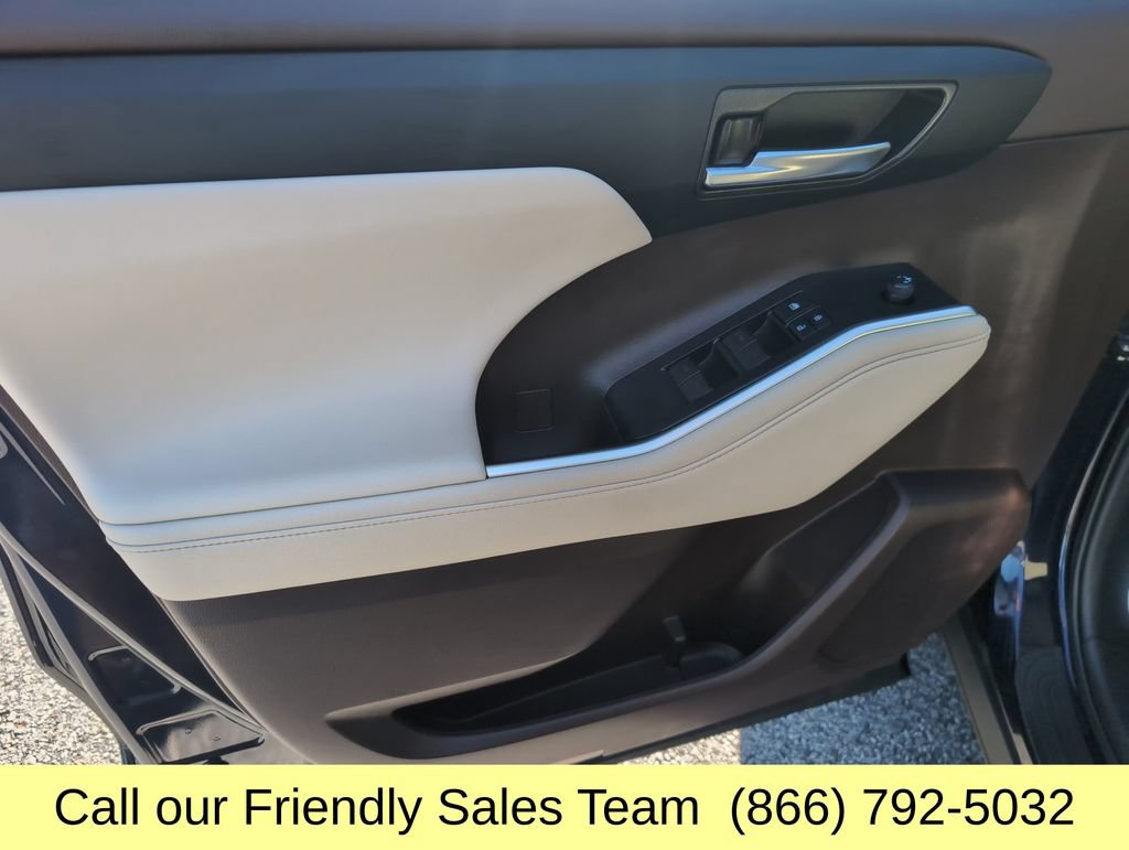 Used 2022 Toyota Highlander XLE AWD/4WD image 13