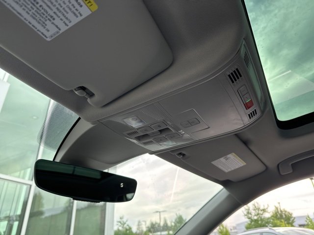 Used 2023 Volkswagen Tiguan SE w/ Panoramic Sunroof Package image 26