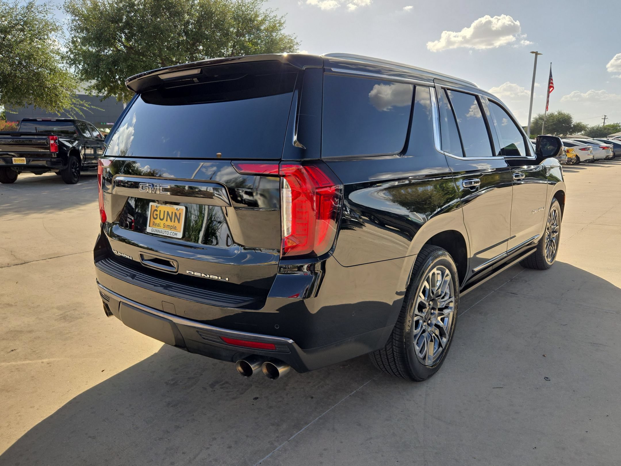Used 2024 GMC Yukon Denali Ultimate AWD/4WD image 3