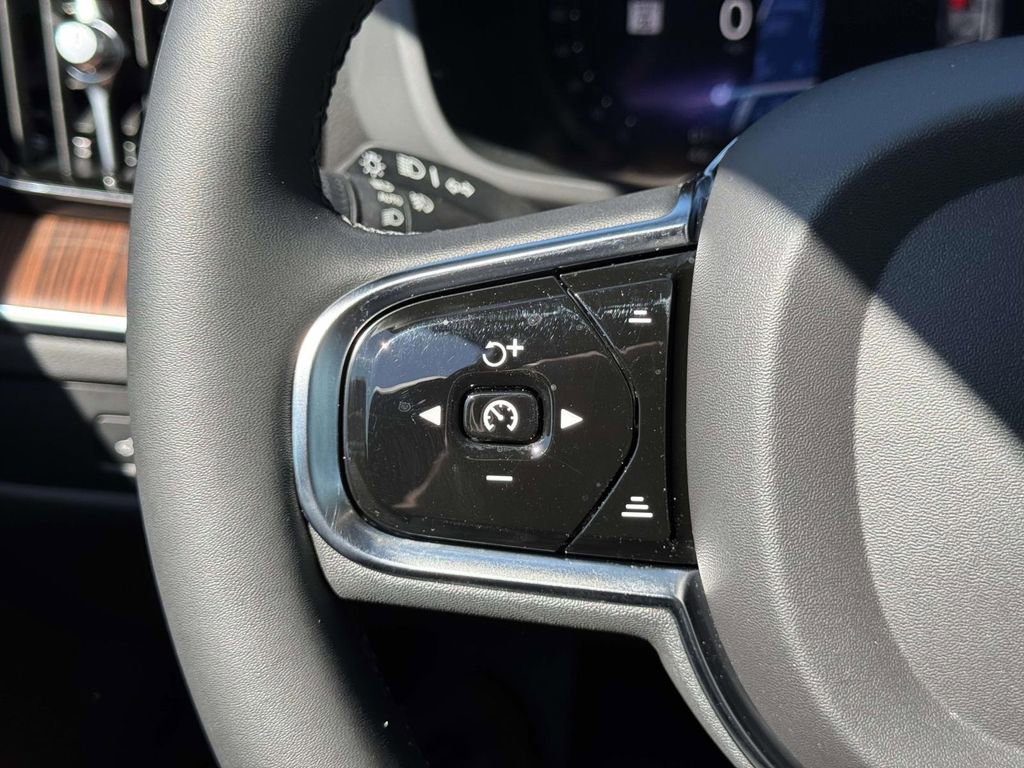 Used 2023 Volvo XC60 B6 Ultimate w/ Protection Package Premier image 22