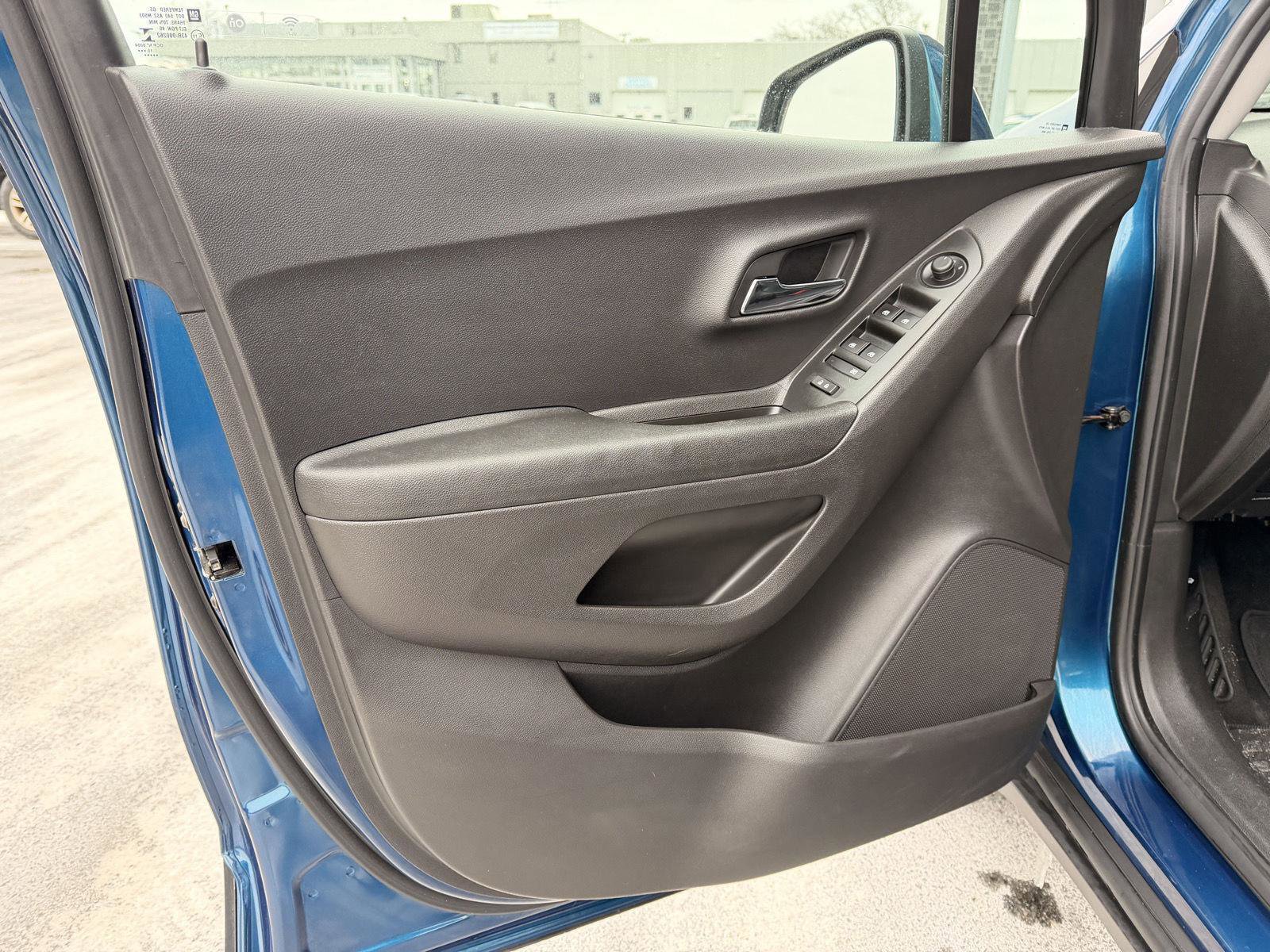 Used 2020 Chevrolet Trax LT w/ LT Convenience Package image 15