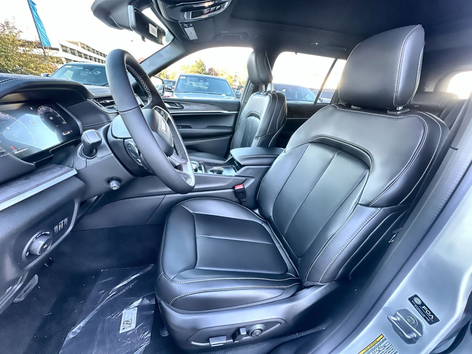 New 2025 Jeep Grand Cherokee Limited w/ Luxury Tech Group II image 13