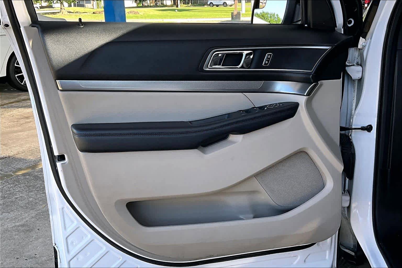 Used 2018 Ford Explorer XLT w/ Equipment Group 202A AWD/4WD image 22