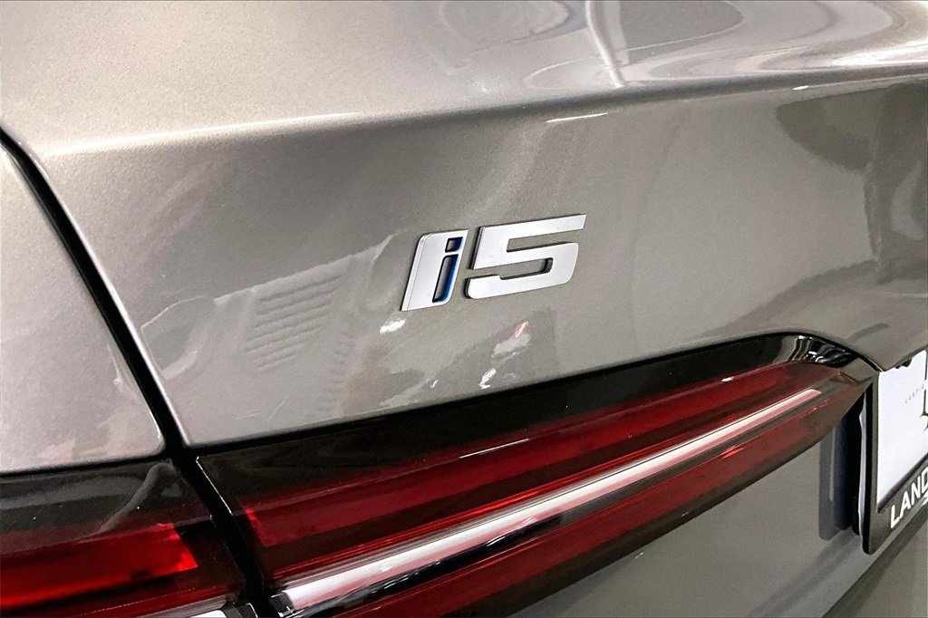 Used 2025 BMW i5 xDrive40 w/ Premium Package image 22