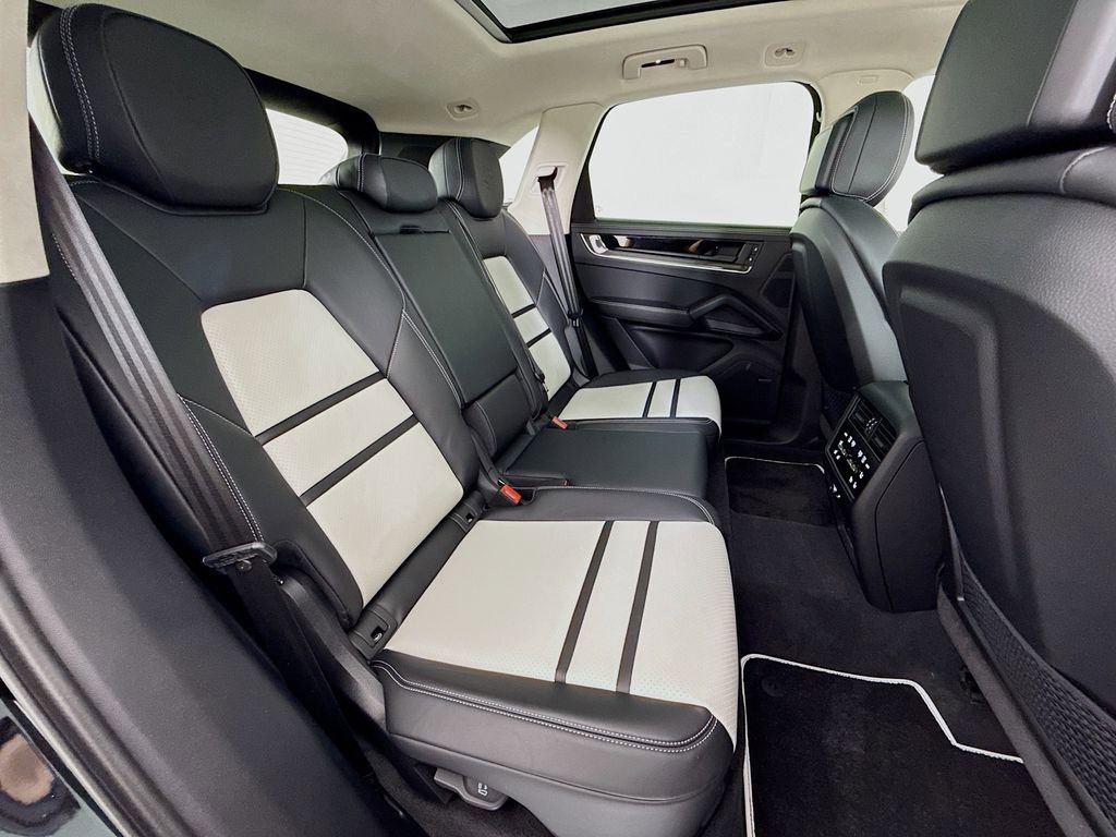 Certified 2026 Porsche Cayenne Turbo AWD/4WD image 29