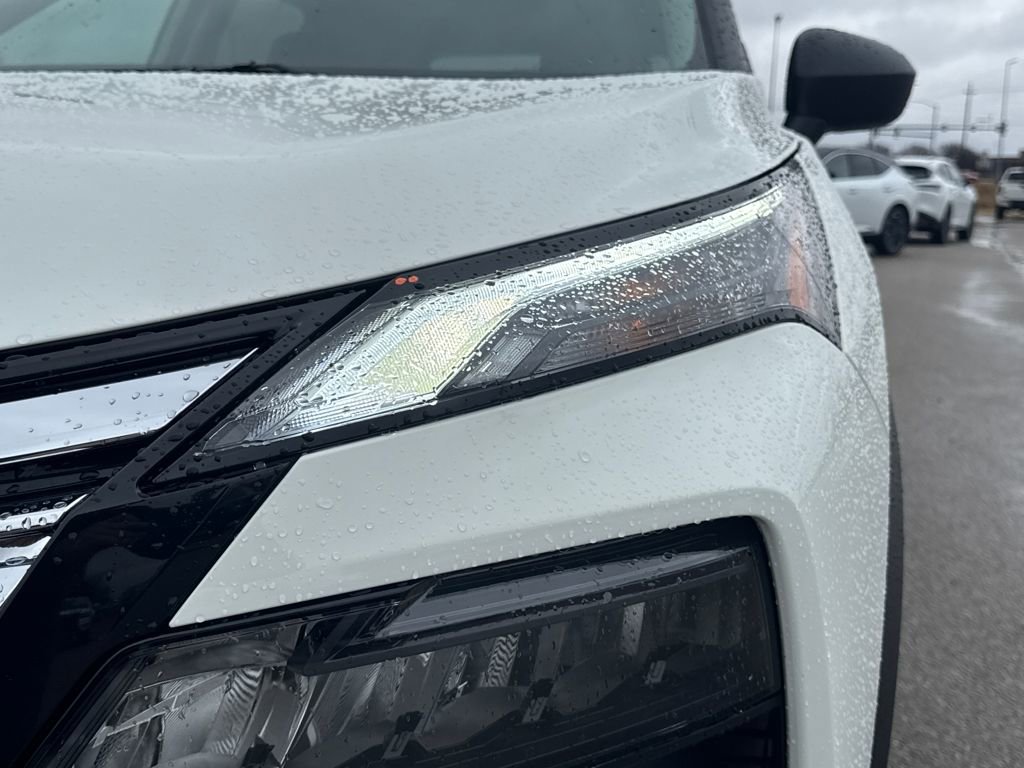 Used 2025 Nissan Rogue S image 11