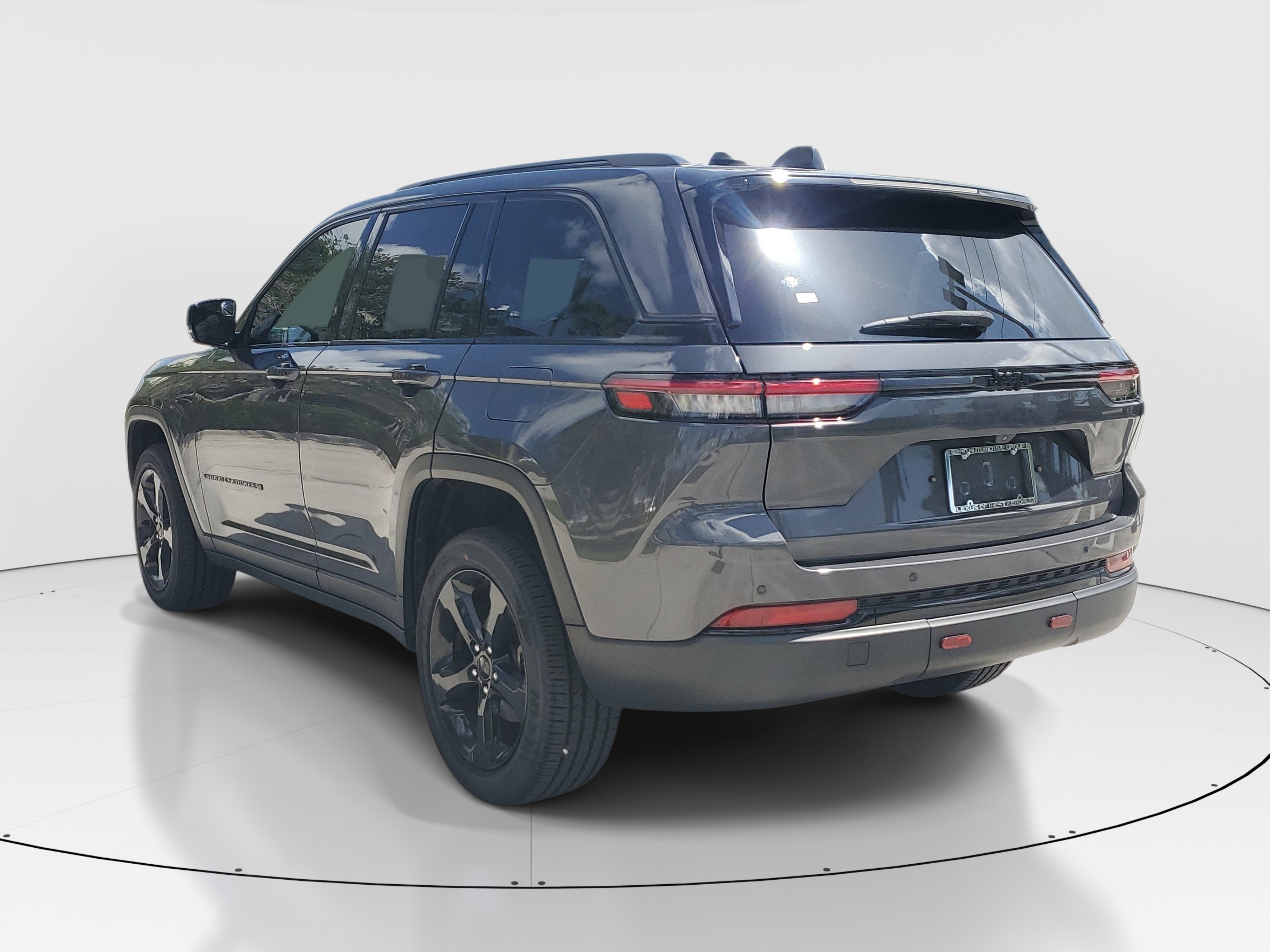 Used 2024 Jeep Grand Cherokee Altitude RWD image 5