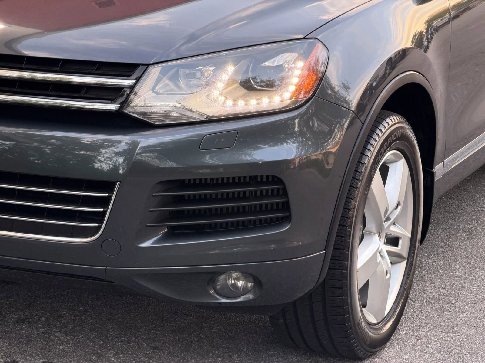 Used 2012 Volkswagen Touareg Sport AWD/4WD image 32