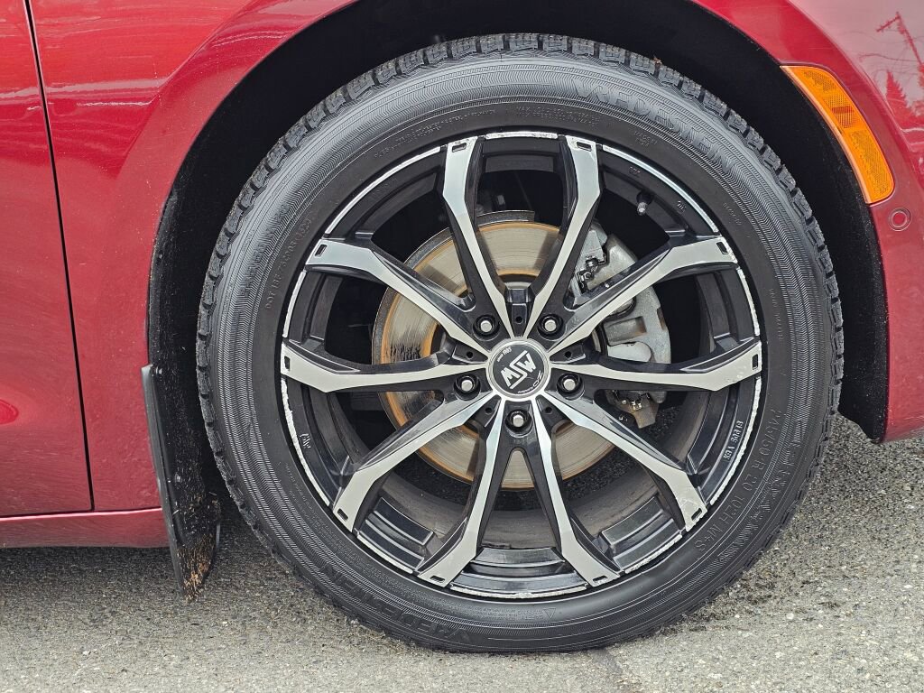 Used 2018 Chrysler Pacifica Limited w/ Tire & Wheel Group image 9