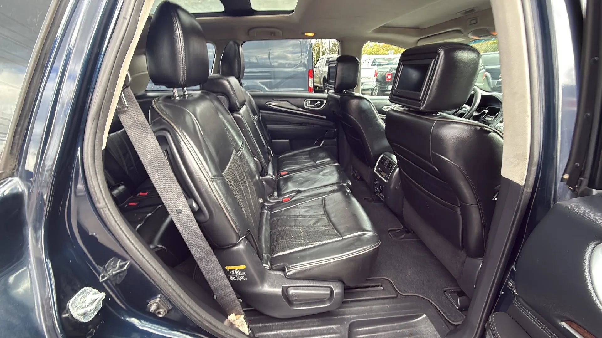 Used 2015 INFINITI QX60 AWD w/ Deluxe Touring Package image 16