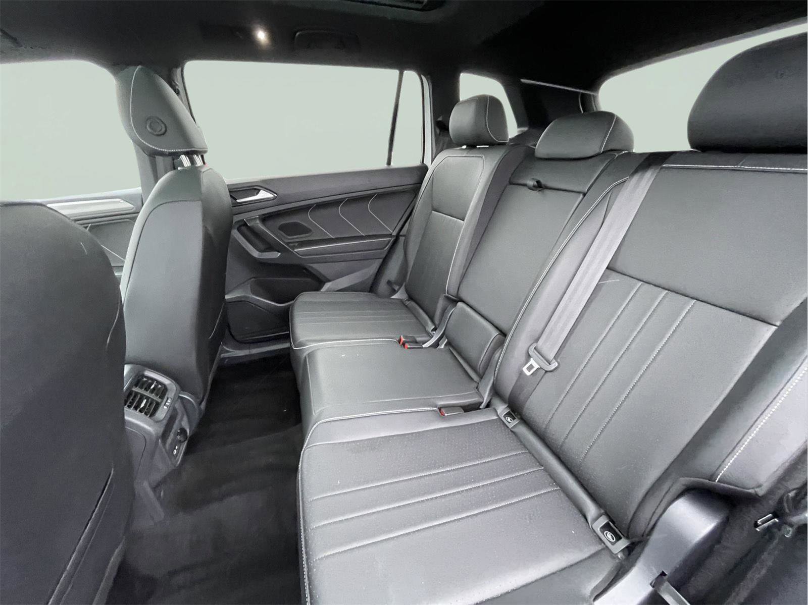 Used 2023 Volkswagen Tiguan SE R-Line image 15