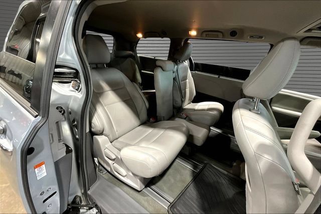 Used 2019 Toyota Sienna XLE FWD image 24