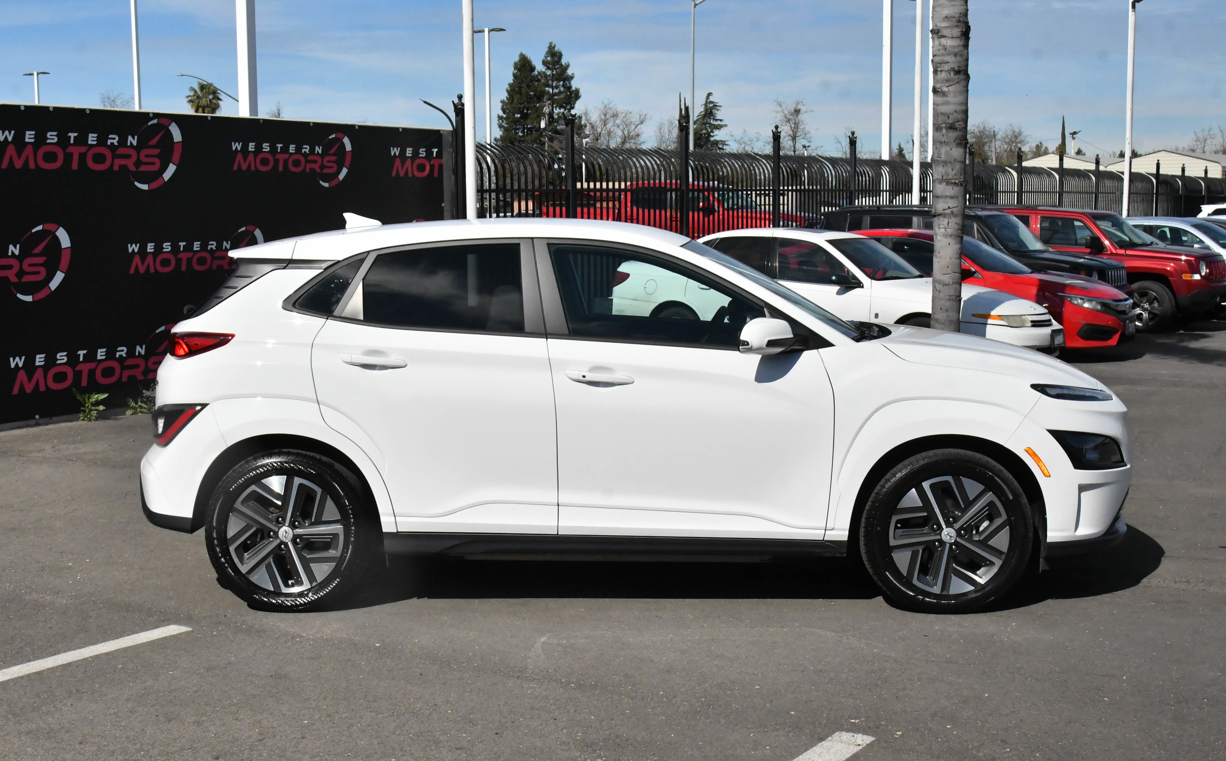Used 2023 Hyundai Kona SE image 9
