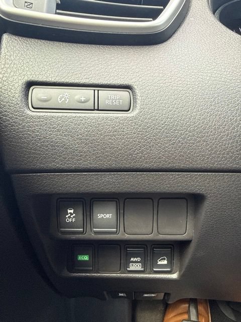 Used 2016 Nissan Rogue SV w/ SV Moonroof Package AWD/4WD image 14