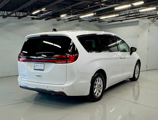 Used 2024 Chrysler Pacifica Touring-L FWD image 3