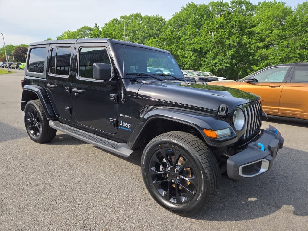 Used 2023 Jeep Wrangler Unlimited Sahara w/ Cold Weather Group AWD/4WD image 2