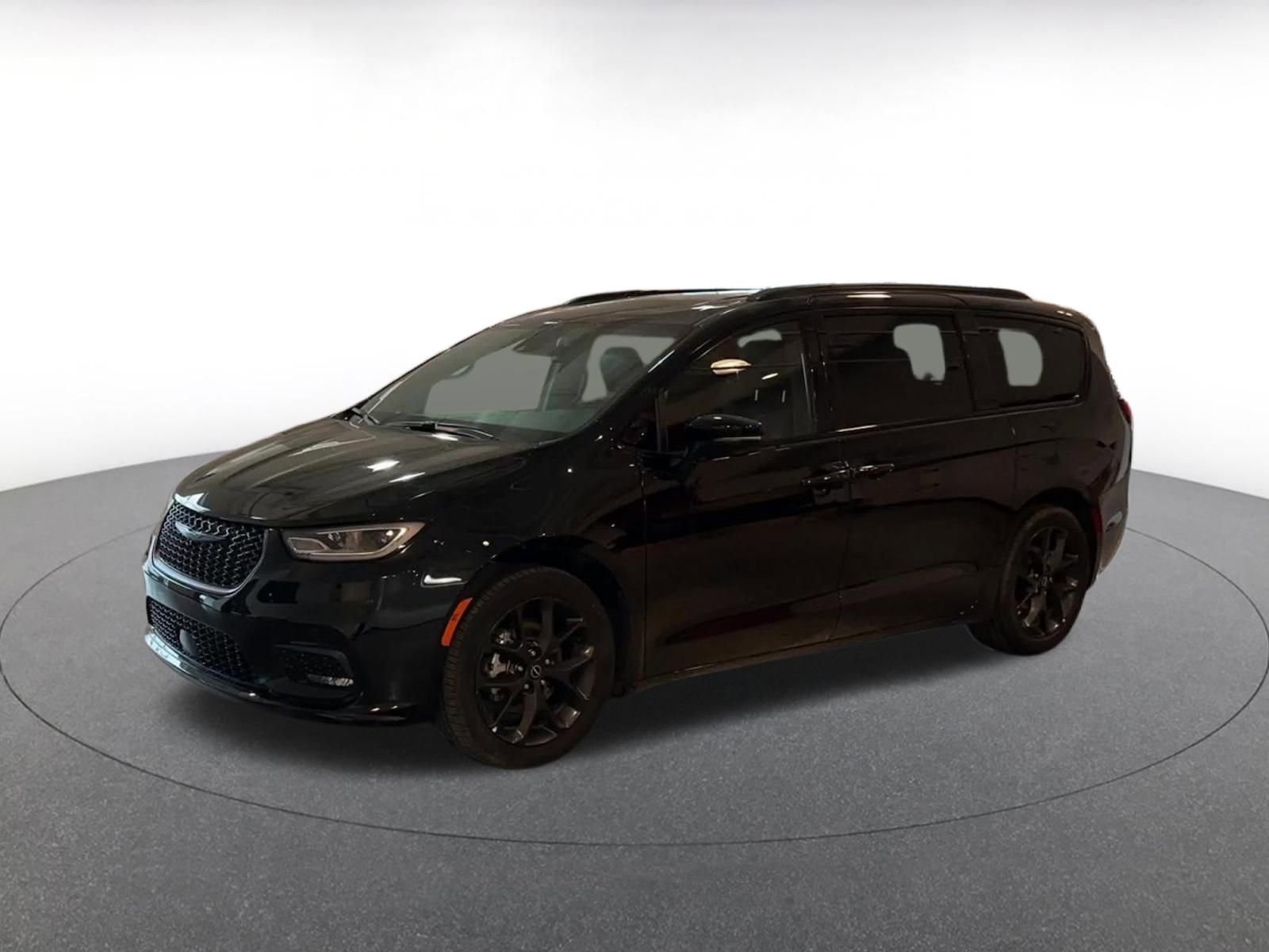 Used 2025 Chrysler Pacifica Limited image 8