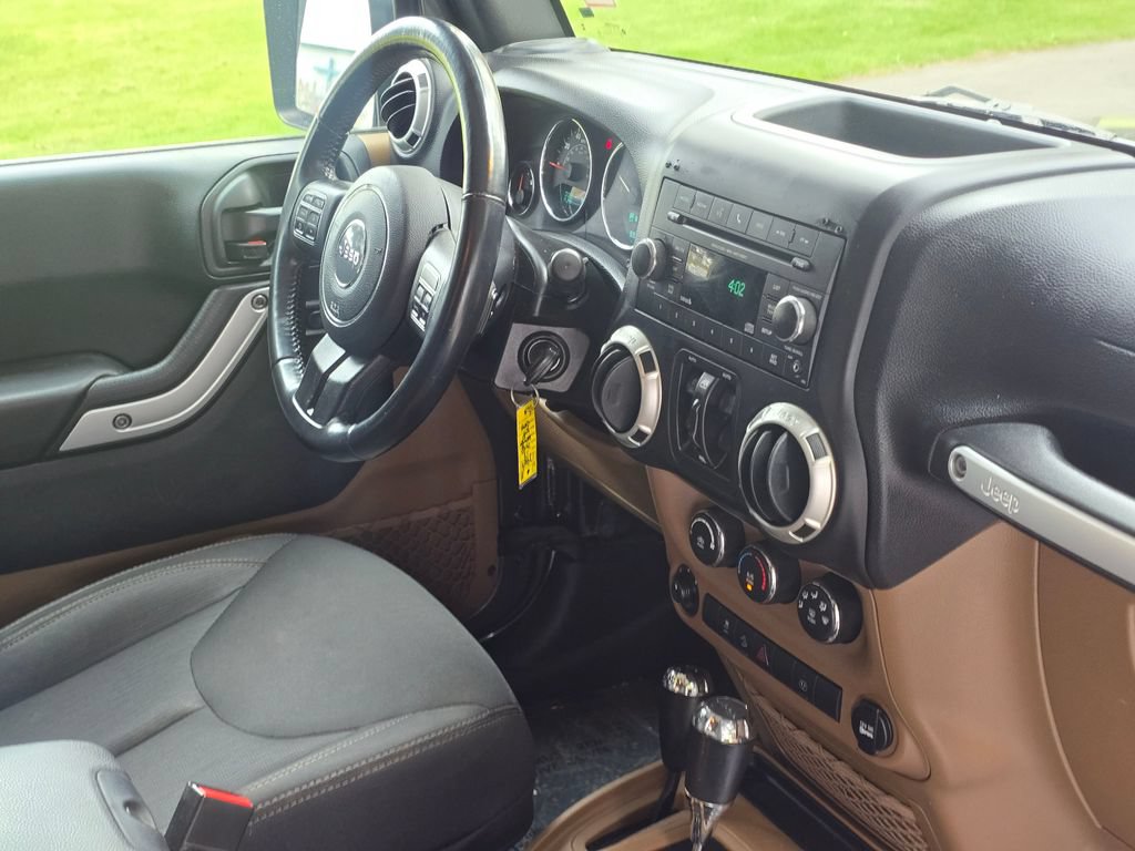 Used 2017 Jeep Wrangler Unlimited Rubicon w/ Connectivity Group AWD/4WD image 19