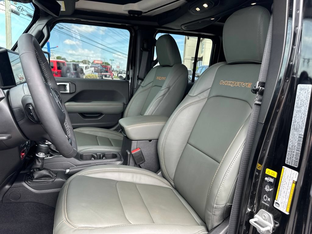 Used 2025 Jeep Gladiator Mojave AWD/4WD image 29
