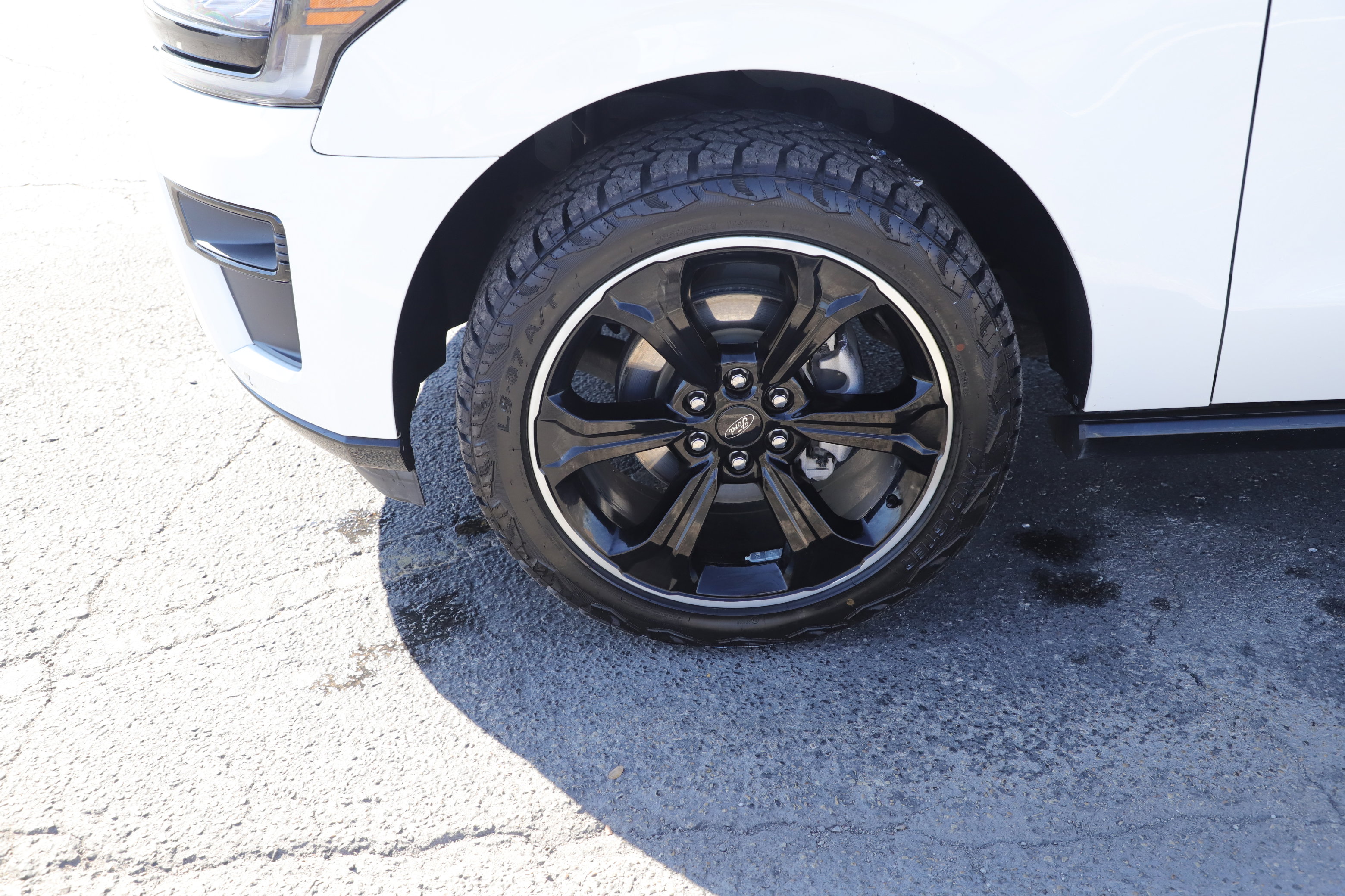 Used 2022 Ford Expedition Limited image 6