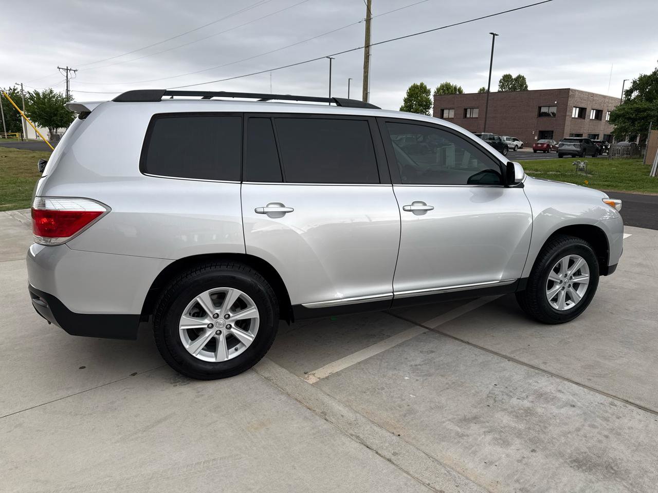 Used 2012 Toyota Highlander SE w/ Tow Pkg AWD/4WD image 9